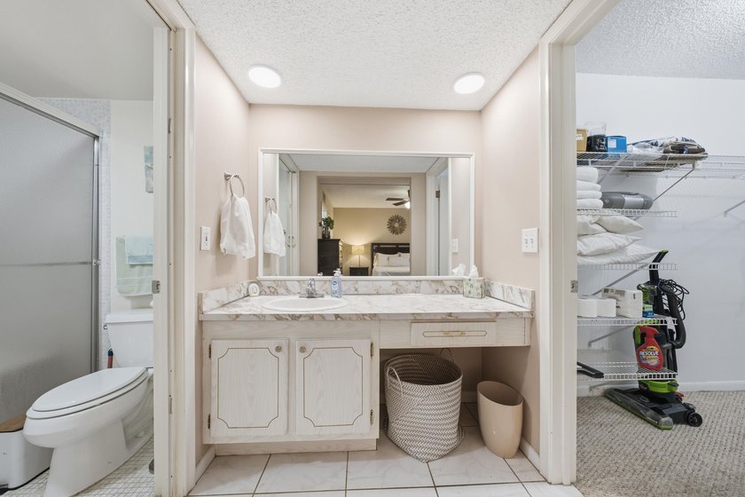 Beautifully updated and fully furnished ground-floor 1BR/1.5BA - photo 12