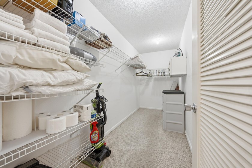 Beautifully updated and fully furnished ground-floor 1BR/1.5BA - photo 13