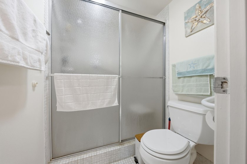 Beautifully updated and fully furnished ground-floor 1BR/1.5BA - photo 14