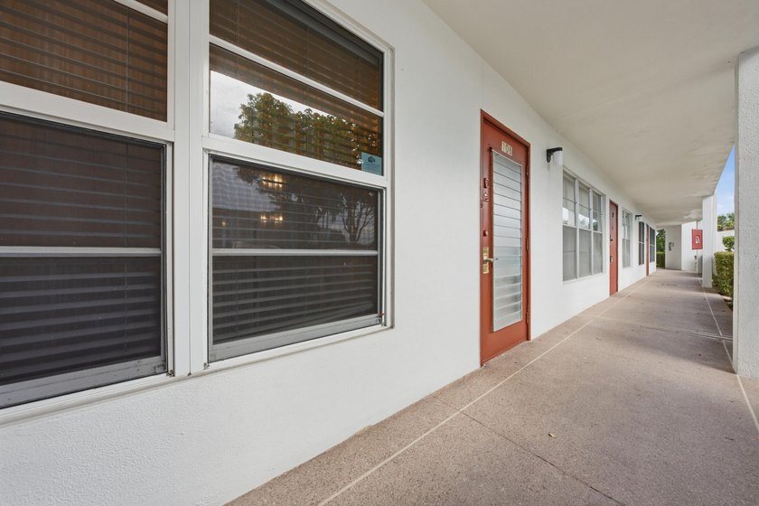 Beautifully updated and fully furnished ground-floor 1BR/1.5BA - photo 15