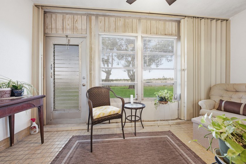 Beautifully updated and fully furnished ground-floor 1BR/1.5BA - photo 16