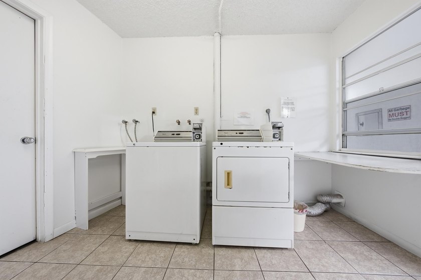 Beautifully updated and fully furnished ground-floor 1BR/1.5BA - photo 18
