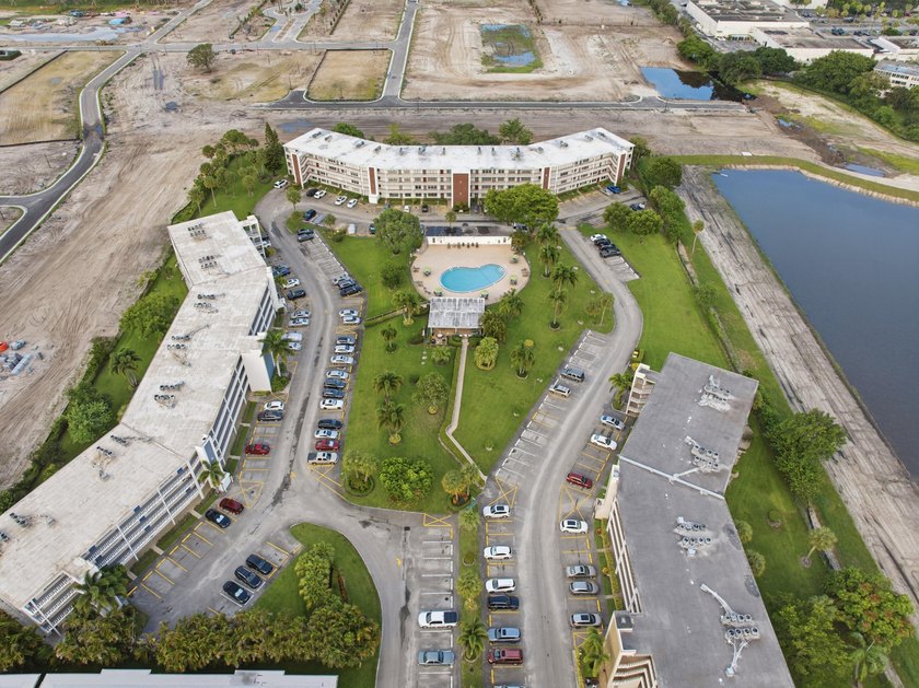 Beautifully updated and fully furnished ground-floor 1BR/1.5BA - photo 23