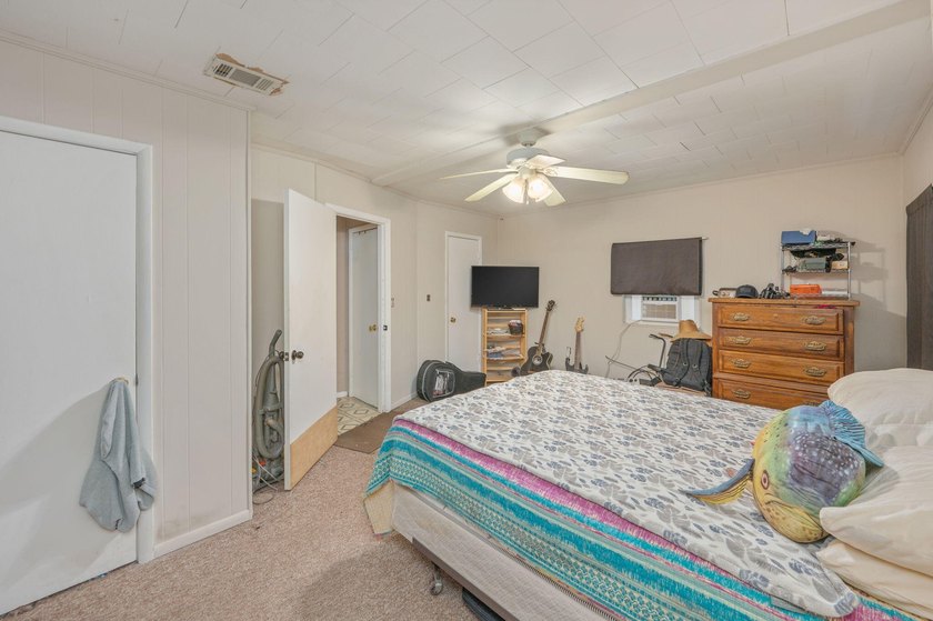 Investor special in a fantastic location! Rare opportunity - photo 25