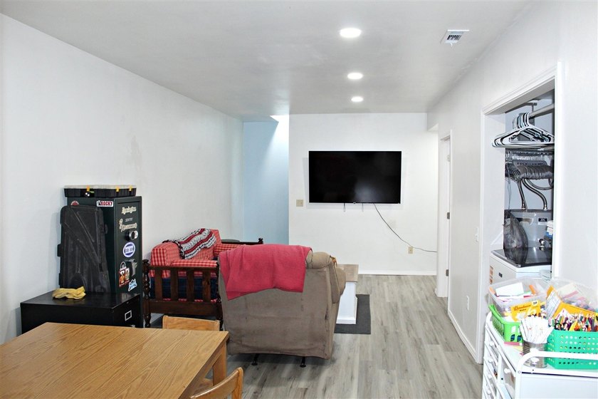 Escape to the lake without sacrificing comfort! This - photo 15