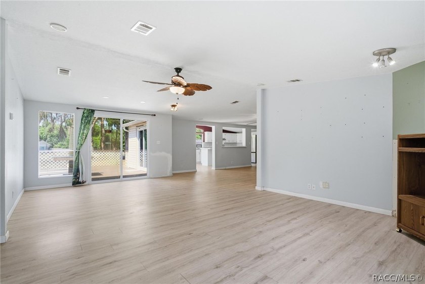 Homosassa!!! 3-bedroom 2 bath triple wide mobile home situated - photo 19