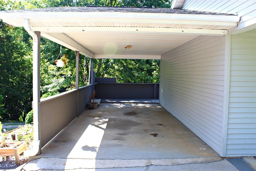 Escape to the lake without sacrificing comfort! This - photo 19