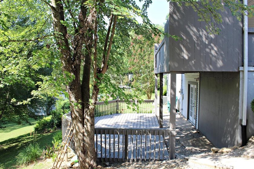 Escape to the lake without sacrificing comfort! This - photo 23
