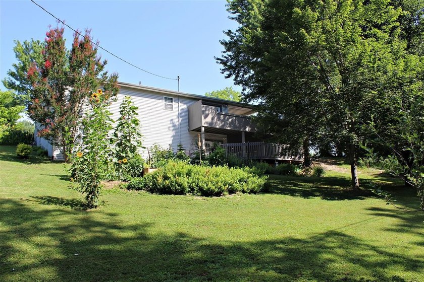 Escape to the lake without sacrificing comfort! This - photo 25