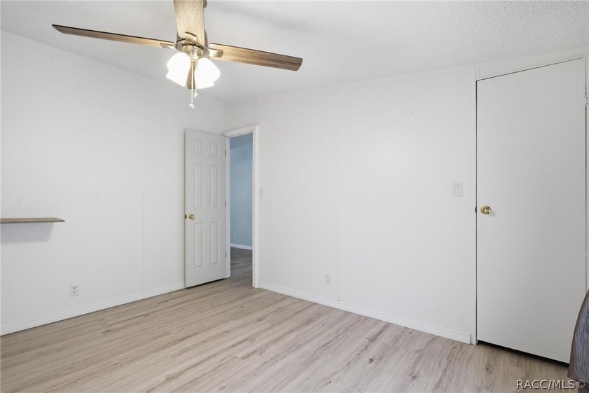 Homosassa!!! 3-bedroom 2 bath triple wide mobile home situated - photo 27