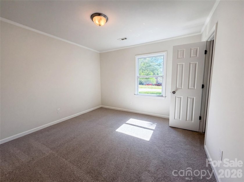 Welcome to this beautifully maintained 3-bedroom, 2-bathroom - photo 8