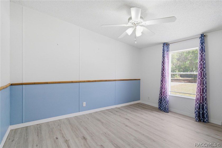 Homosassa!!! 3-bedroom 2 bath triple wide mobile home situated - photo 29