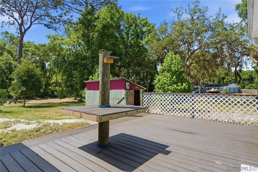 Homosassa!!! 3-bedroom 2 bath triple wide mobile home situated - photo 33