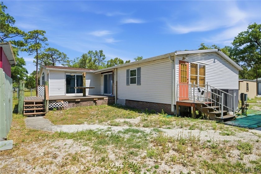 Homosassa!!! 3-bedroom 2 bath triple wide mobile home situated - photo 34