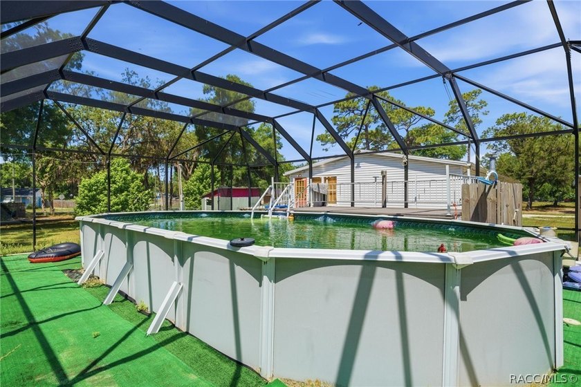 Homosassa!!! 3-bedroom 2 bath triple wide mobile home situated - photo 36