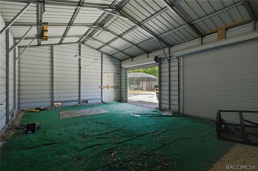 Homosassa!!! 3-bedroom 2 bath triple wide mobile home situated - photo 40