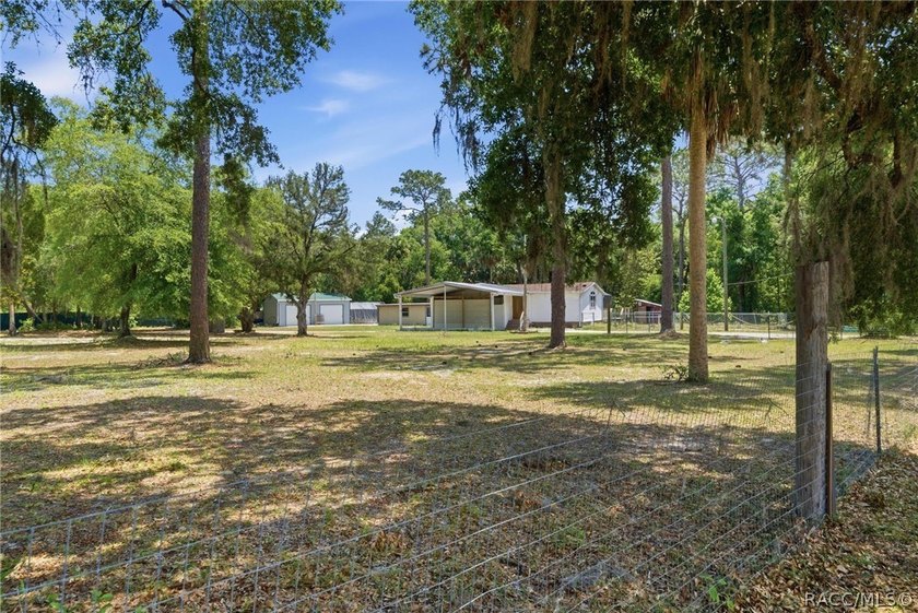 Homosassa!!! 3-bedroom 2 bath triple wide mobile home situated - photo 43