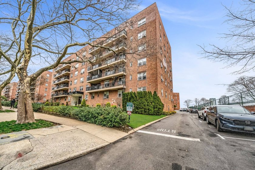 Welcome to Cryder Point. This sun-filled 1-bedroom, 1-bath co-op - photo 31