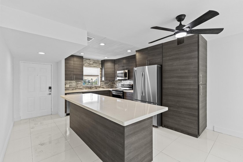 Rarely available! This stunning 2-bedroom, 2-bath corner unit in - photo 4