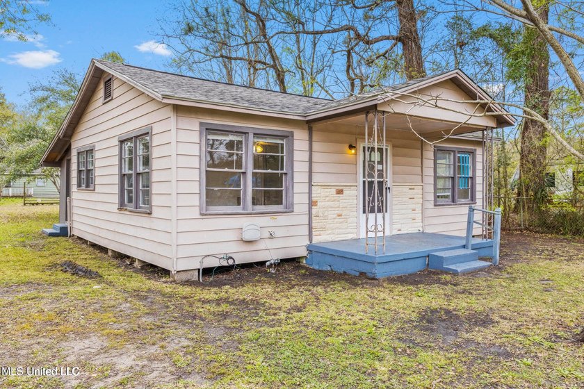 Great opportunity for investors! Updated home located on a quiet - photo 2