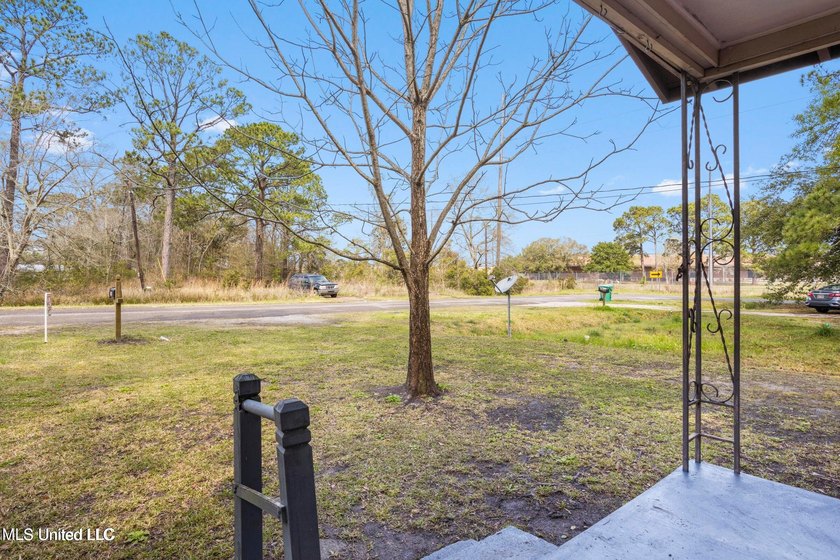 Great opportunity for investors! Updated home located on a quiet - photo 3