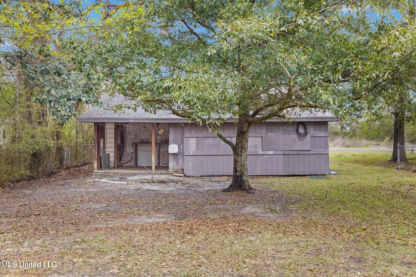 Great opportunity for investors! Updated home located on a quiet - photo 5