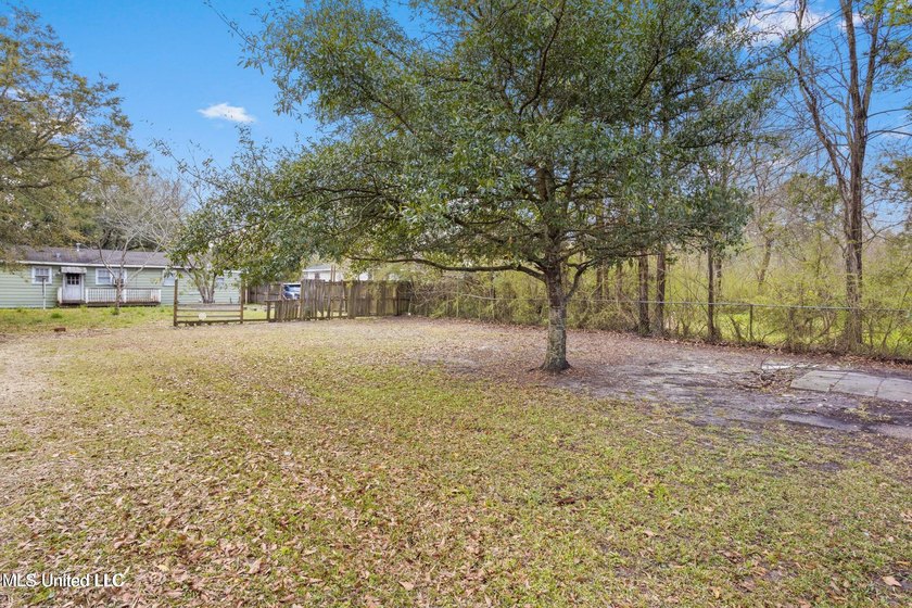 Great opportunity for investors! Updated home located on a quiet - photo 6