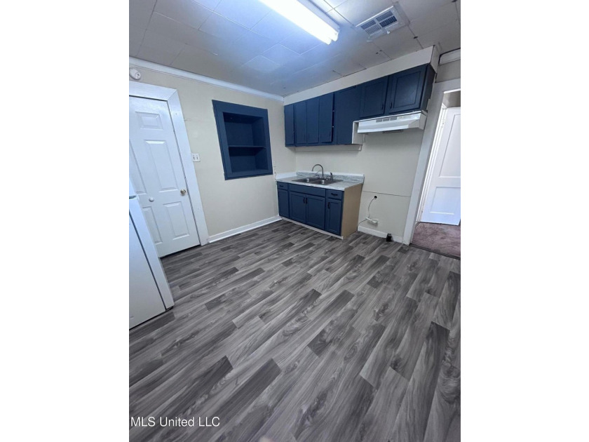 Great opportunity for investors! Updated home located on a quiet - photo 8