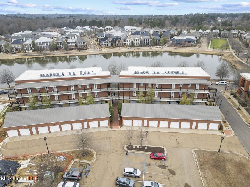 HIghly sought out 2 bed/2 bath condo in the Township of Colony - photo 2