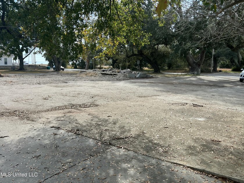 Prime Location!!! One block from US 90 and the beach. This - photo 2