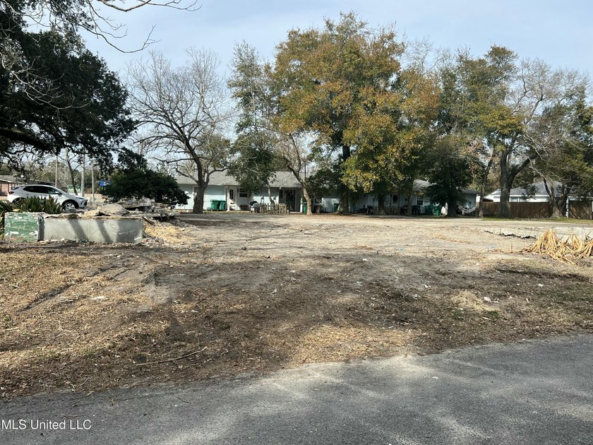 Prime Location!!! One block from US 90 and the beach. This - photo 5