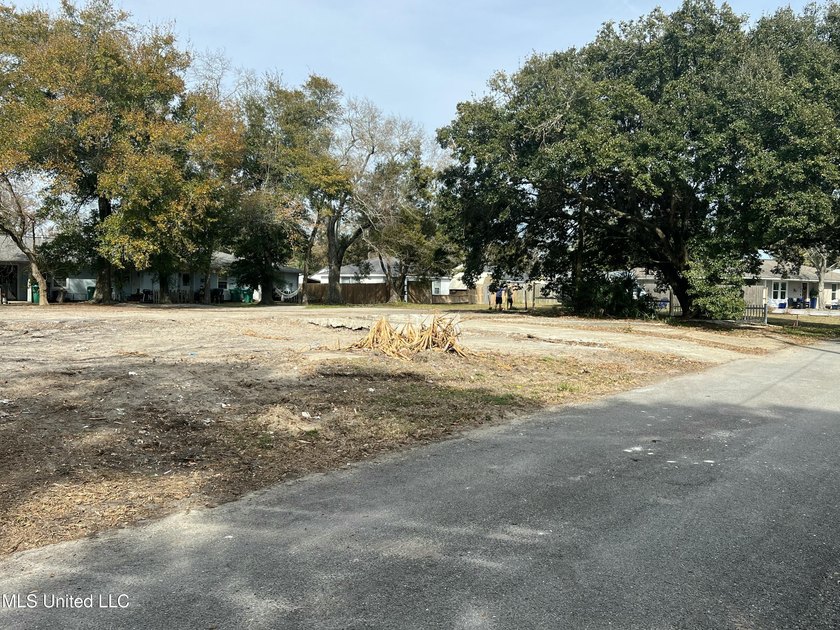 Prime Location!!! One block from US 90 and the beach. This - photo 6
