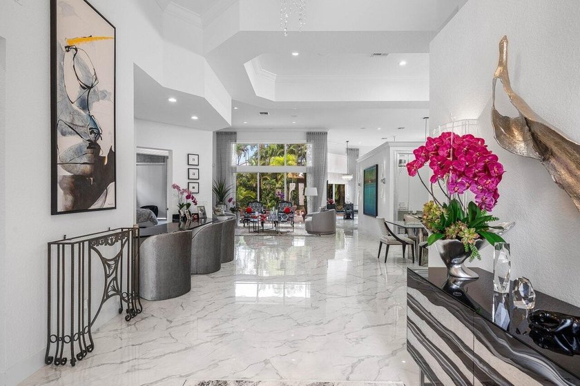 Stunning remodeled 3 BD plus office, 2.5 BA residence in - photo 3