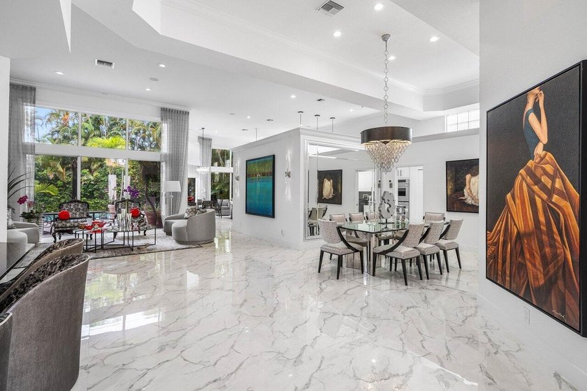 Stunning remodeled 3 BD plus office, 2.5 BA residence in - photo 7