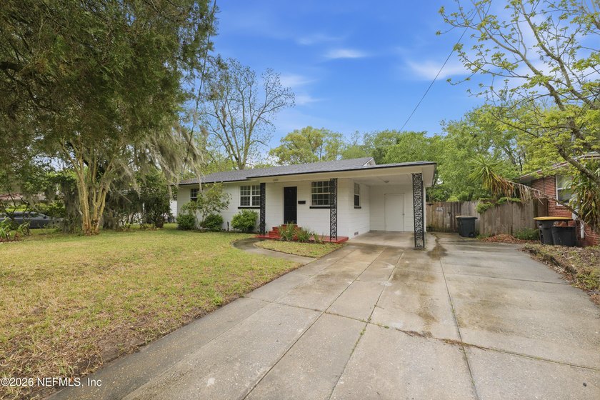 Experience refined living in this meticulously maintained - photo 3