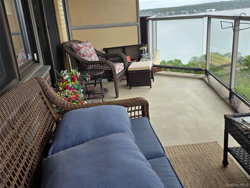 Luxury High Rise Building . Largest Deluxe One Bedroom With A - photo 11