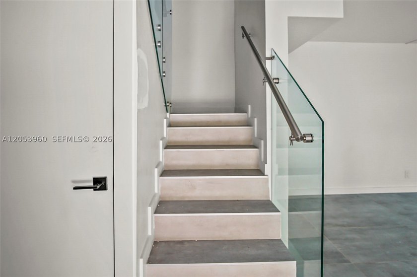 Beautifully maintained townhome in Pine Island Ridge (Woodvale) - photo 12