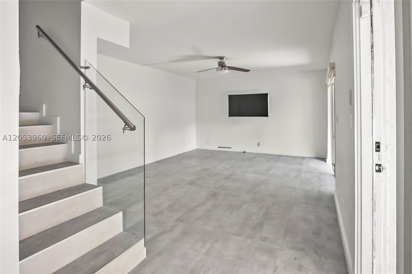 Beautifully maintained townhome in Pine Island Ridge (Woodvale) - photo 13