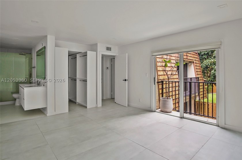 Beautifully maintained townhome in Pine Island Ridge (Woodvale) - photo 15