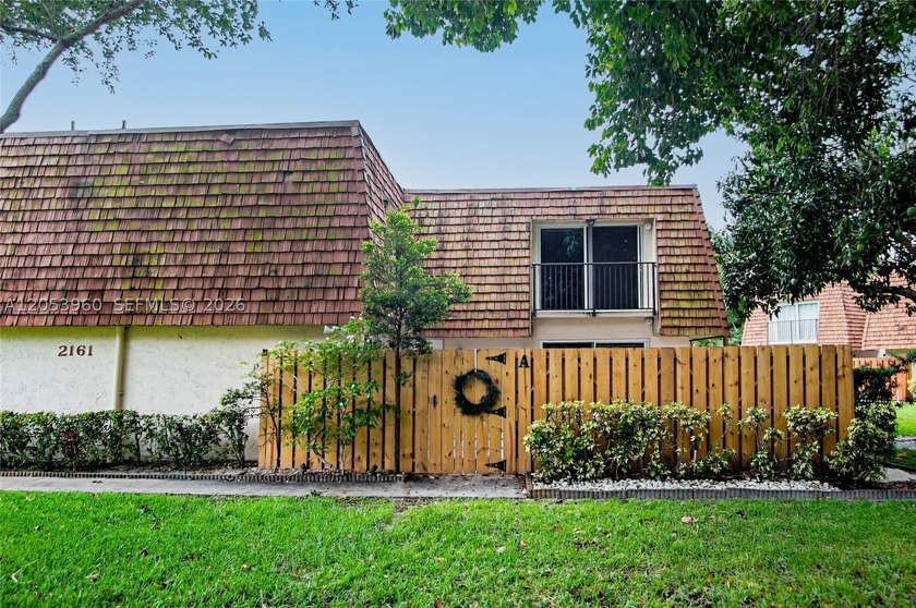 Beautifully maintained townhome in Pine Island Ridge (Woodvale) - photo 23