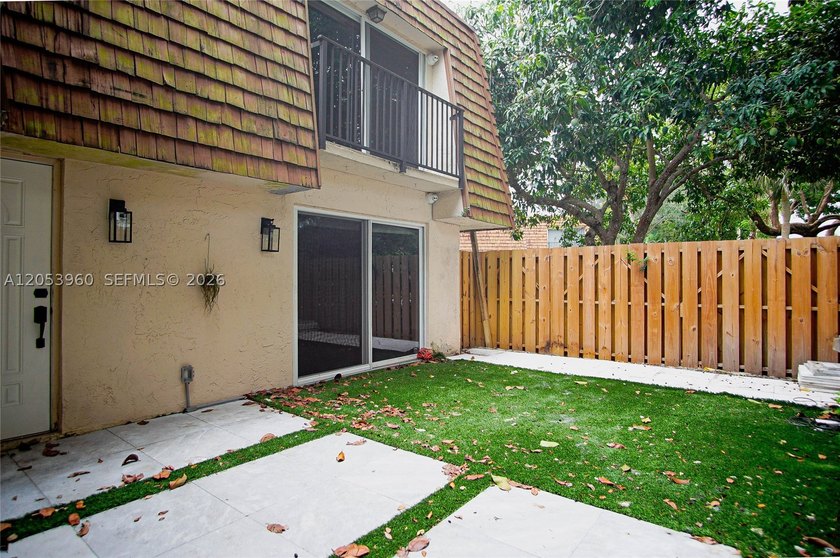 Beautifully maintained townhome in Pine Island Ridge (Woodvale) - photo 24