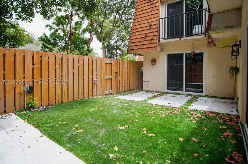 Beautifully maintained townhome in Pine Island Ridge (Woodvale) - photo 25