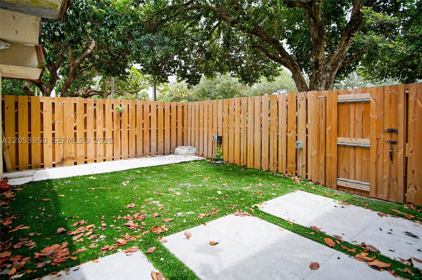 Beautifully maintained townhome in Pine Island Ridge (Woodvale) - photo 28