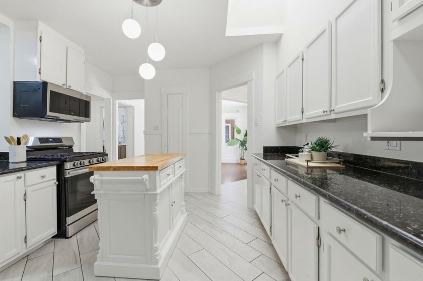 OFFERS TO BE REVIEWED TUE 7/14 AT NOON. Back on the market at no - photo 18