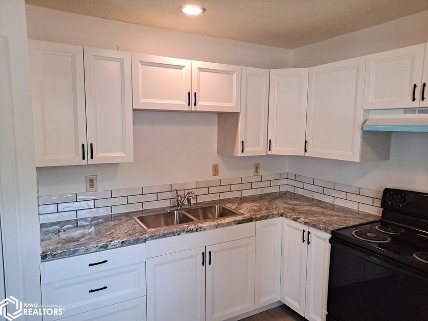 Come check out this fully remodeled duplex in Clear Lake! Both - photo 5