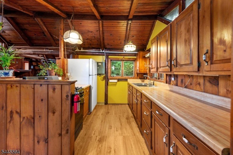 Charming LOG CABIN Home in Greenwood Lake's sought after - photo 9