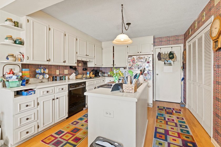 LAKEFRONT TOWNHOME WITH SPACE, VIEWS, AND UNMATCHED CONVENIENCE - photo 9