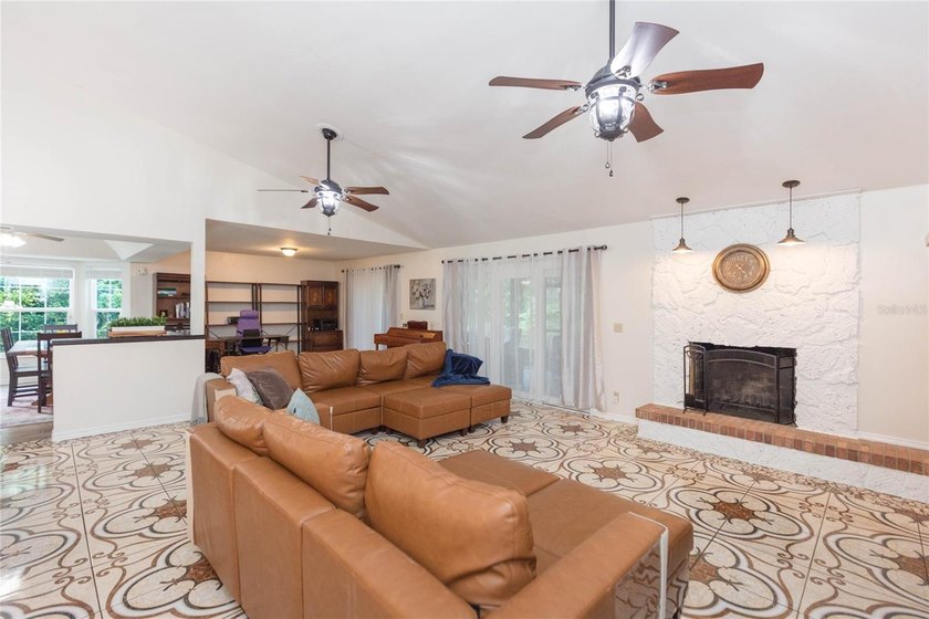 Under contract-accepting backup offers. Location! Location! This - photo 12
