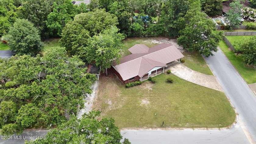 Move-in ready and priced to sell! This beautifully refreshed - photo 2
