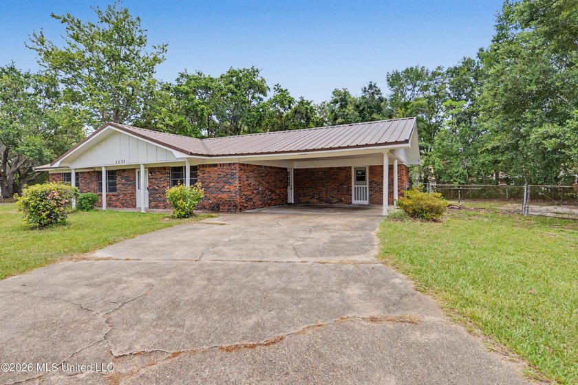 Move-in ready and priced to sell! This beautifully refreshed - photo 3